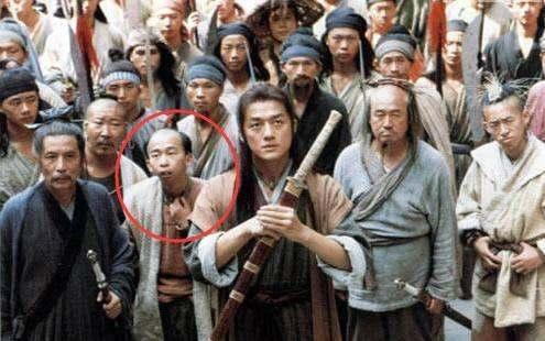 曾在李亚鹏版的《笑傲江湖》中,他饰演桃谷六仙之一的"桃实仙" .