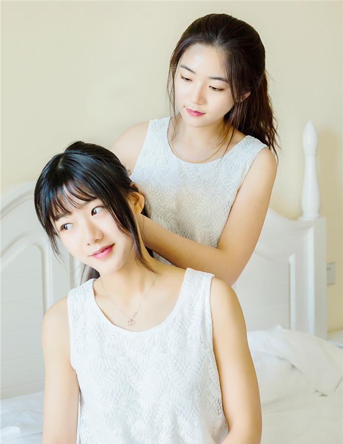 清新姐妹花白衣素雅难挡清纯甜美气质