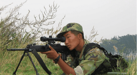 解放军导弹旅遭到偷拍, 战士毫不犹豫开枪射击