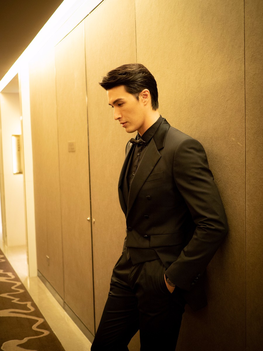 锦荣惊喜亮相北京国际电影节 红毯搭档茱蒂蒙显绅士魅力