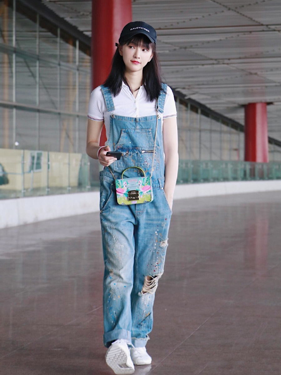 武大女神黄灿灿,明明是170cm大长腿,穿粉裙却变"桶"?