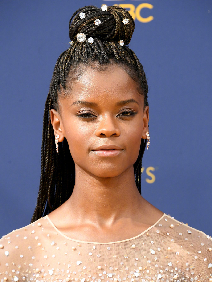 外国人走红毯不拼礼服比发型头顶大包好抢镜