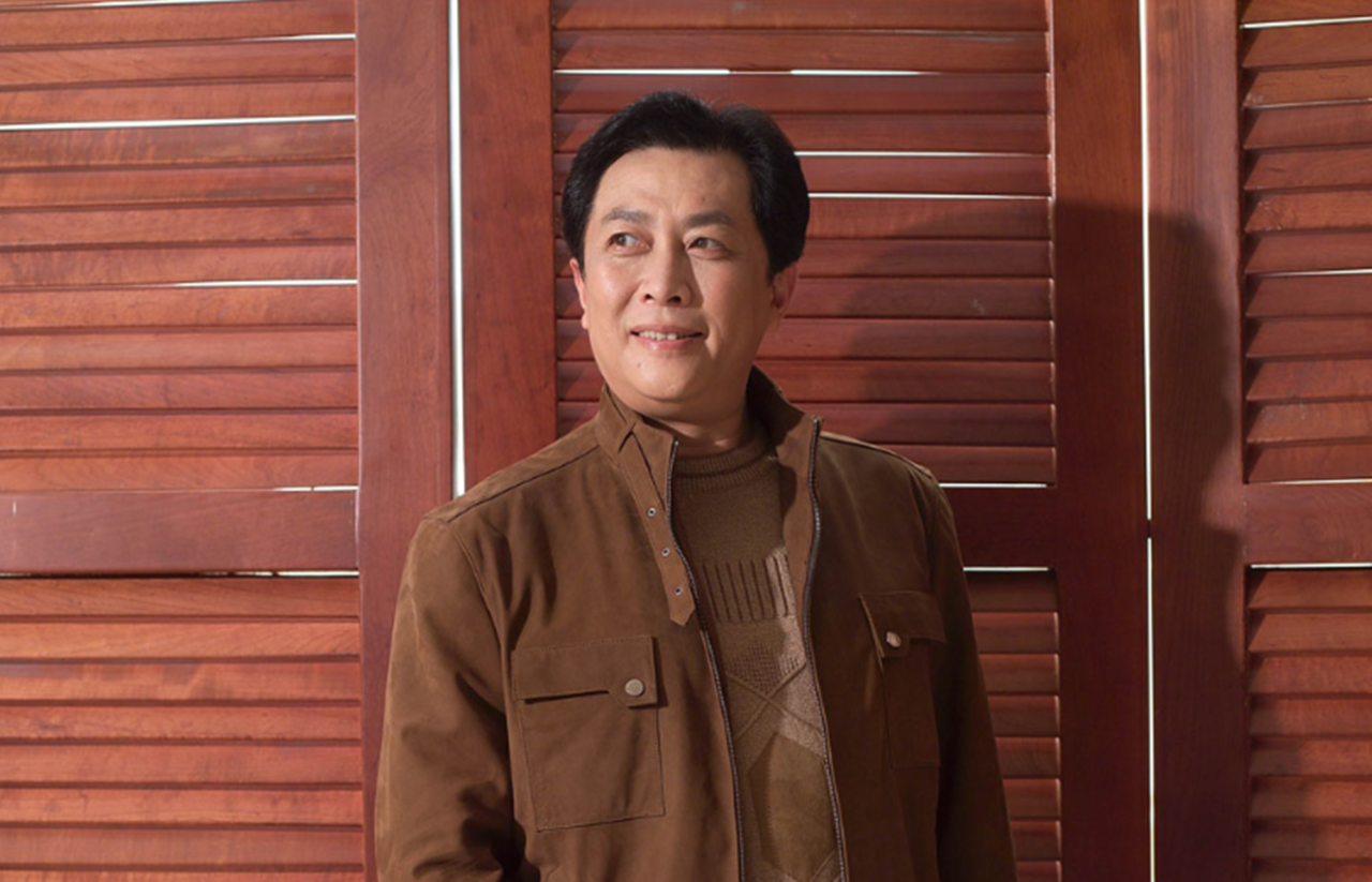 想必看到上面这两张照片,可能很多人都不敢相信这个人会是唐国强吧!