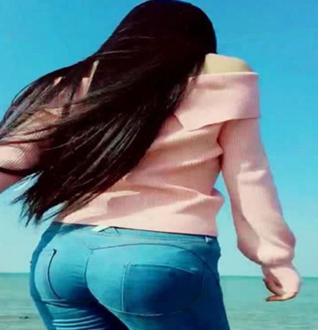 妹子穿牛仔裤穿出倒三角形轮廓