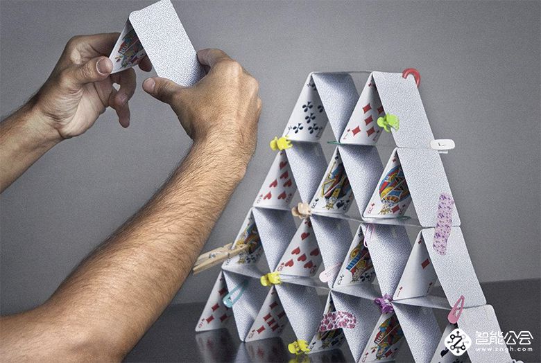 在洗衣机上玩扑克牌叠罗汉 卡萨帝让对手开机即败