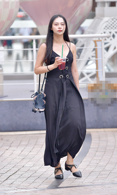 街拍美女穿v领裙亭亭玉立身姿绰约真是惹眼又性感