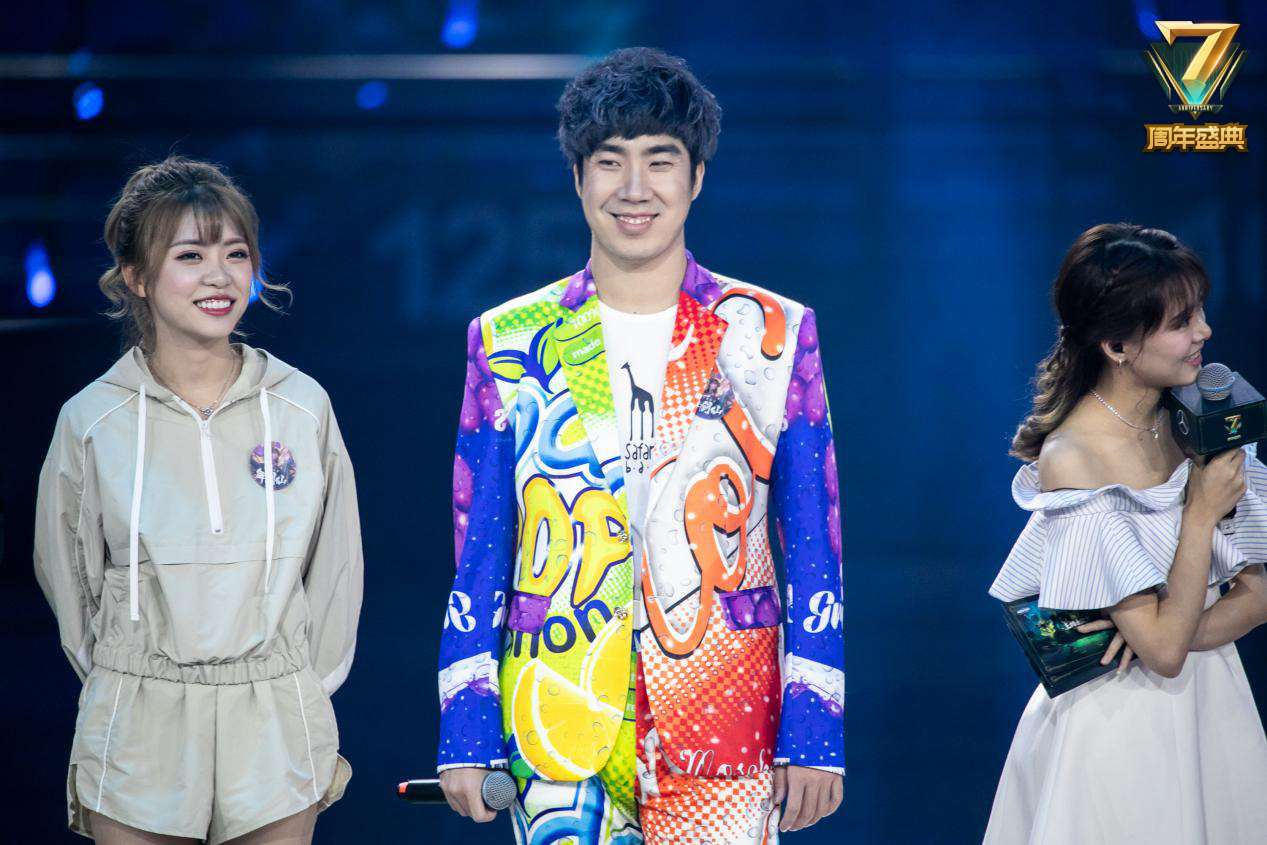 而在跳舞和唱歌的环节,主播骚男和南波儿同台尬舞,看见骚男身上的花