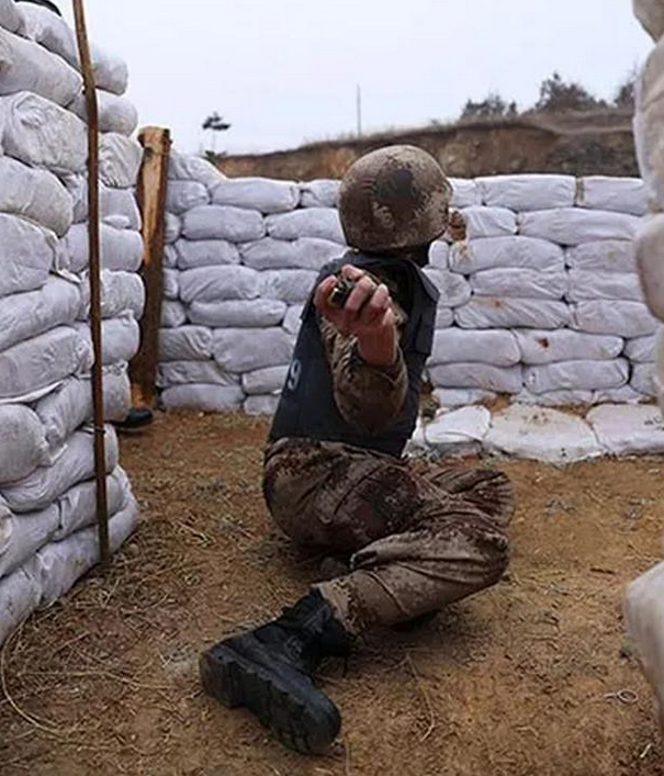 战士们直呼过瘾:中国装备新型手榴弹 步兵旅一天投6000枚
