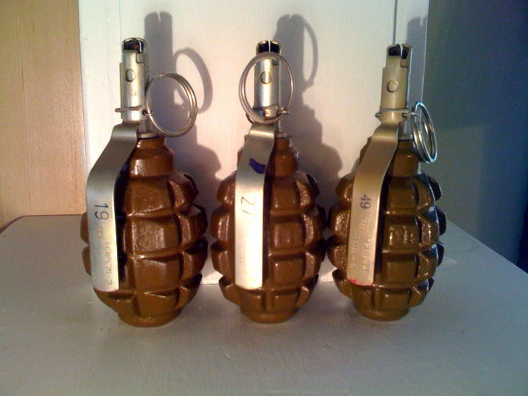 现代战场上,收千万别捡手雷再扔回去,因为这不是二战时期!