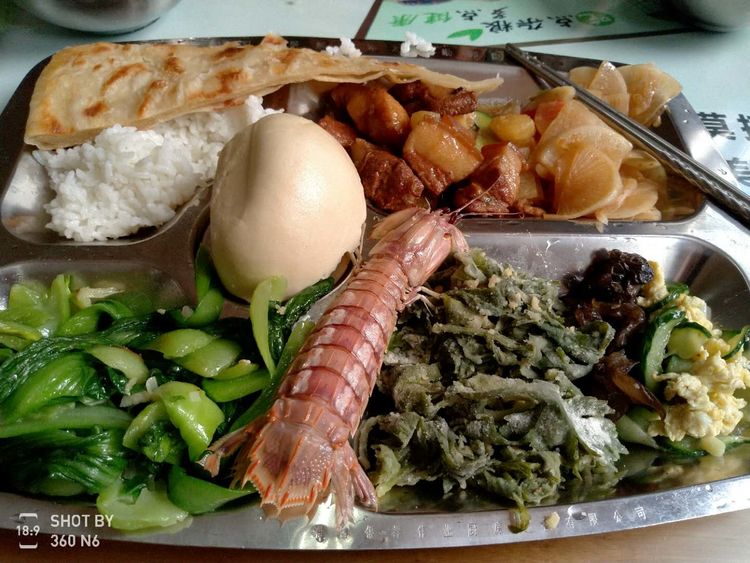部队午餐有皮皮虾了,一人发一只,不够拿红烧肉找补,主食也管够