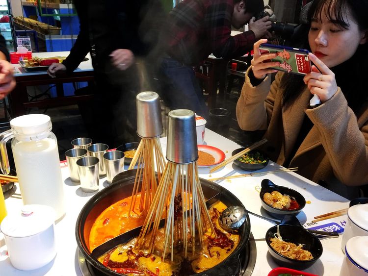 武汉火锅店用一次性锅底,用完就倒掉,吃货美女争着拍照晒朋友圈