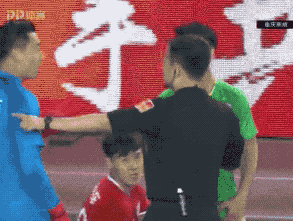 韦世豪放铲遭喝水哥怒斥,暴脾气屡犯不改恐给国安抹黑