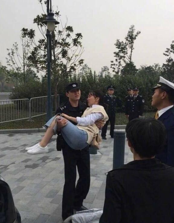 公主抱着救援人员.