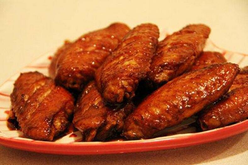 酱油焖鸡翅,咸甜的口味,鸡肉软嫩,汤汁浓稠,是小宝宝们的最爱