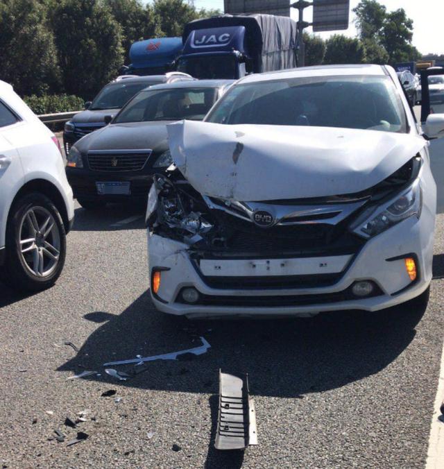 很明显,这是张疑似追尾的交通事故图.