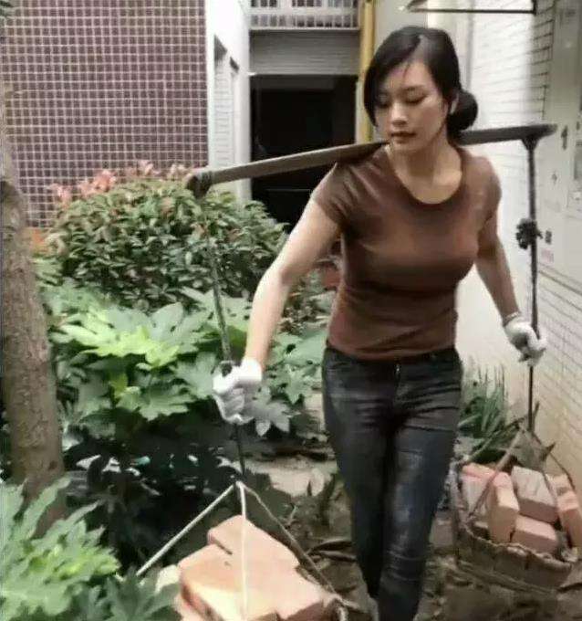 90后女孩工地干活被称工地西施网友称能娶到她就幸福了