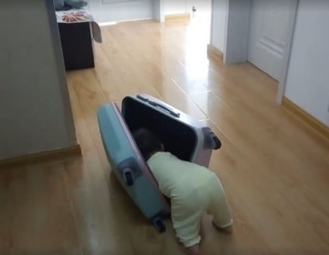 小宝贝钻进箱子出不来,笨拙的动作给妈妈萌化了,让人哭笑不得