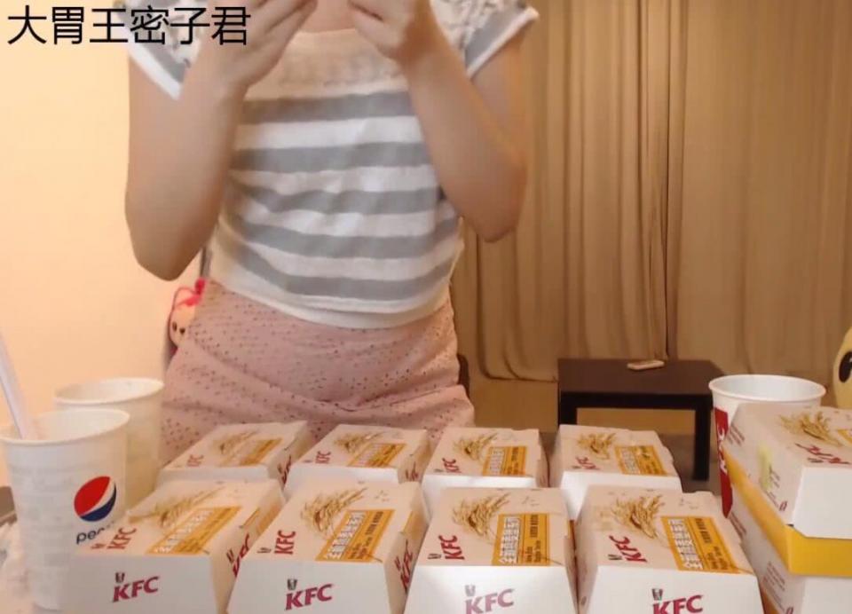 大胃王密子君速度吃10个汉堡,用时31分钟,肚子三个月了