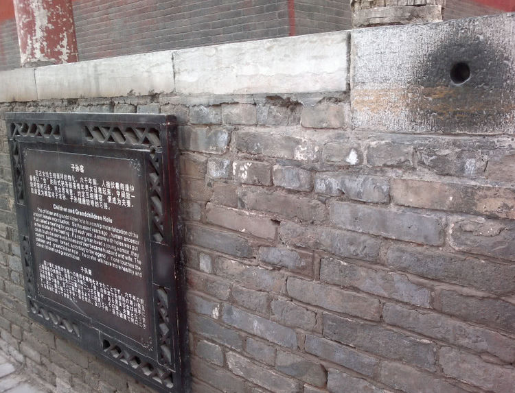 每年前来的女人络绎不绝,被网友讽刺:迷信|子孙|太昊陵|淮阳_新浪新闻