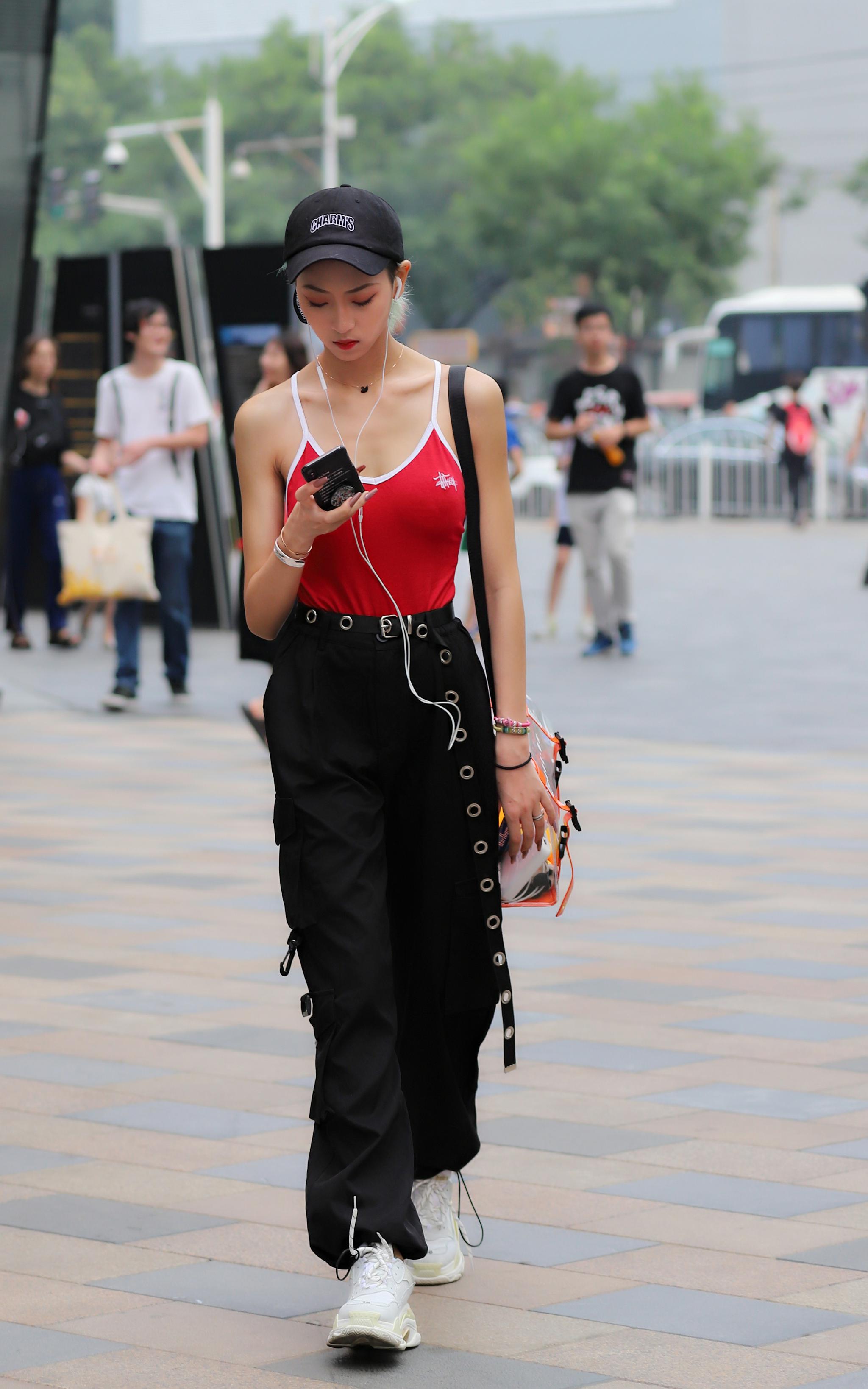 三里屯街拍:八位高冷范的姑娘时尚有型,各具特点,你喜哪一位?