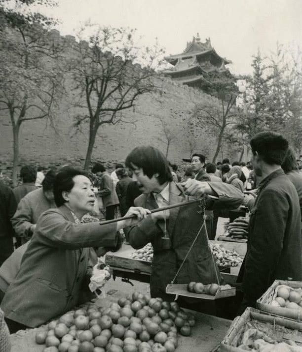 实拍80年代的老北京:图2对秤不放心,图7黑白电视机没见过