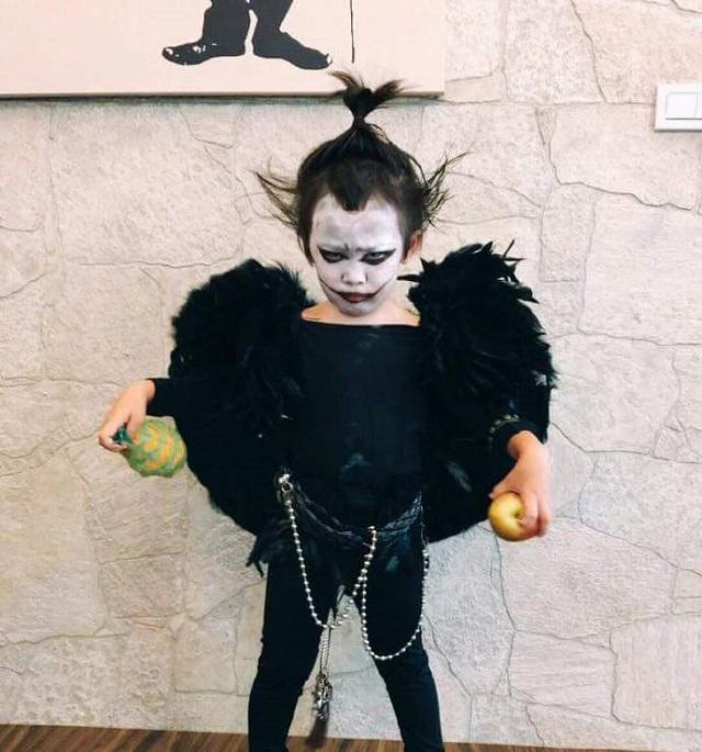 上年万圣节被妈"坑"的无面小女孩, 今年又是幼儿园不一样的烟火