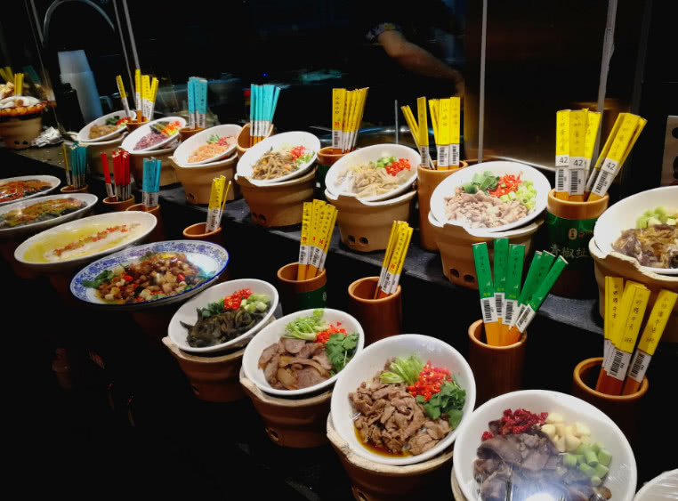 饭店没菜单,点菜变"抽签",网友:这顿饭吃得最虔诚!