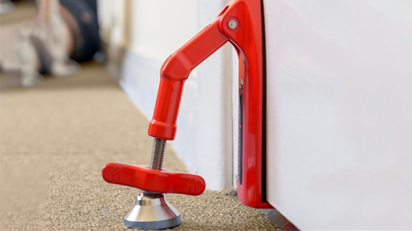 睡前把这"棍子"立在门后,小偷撬门也不怕,终于能安心睡觉了!