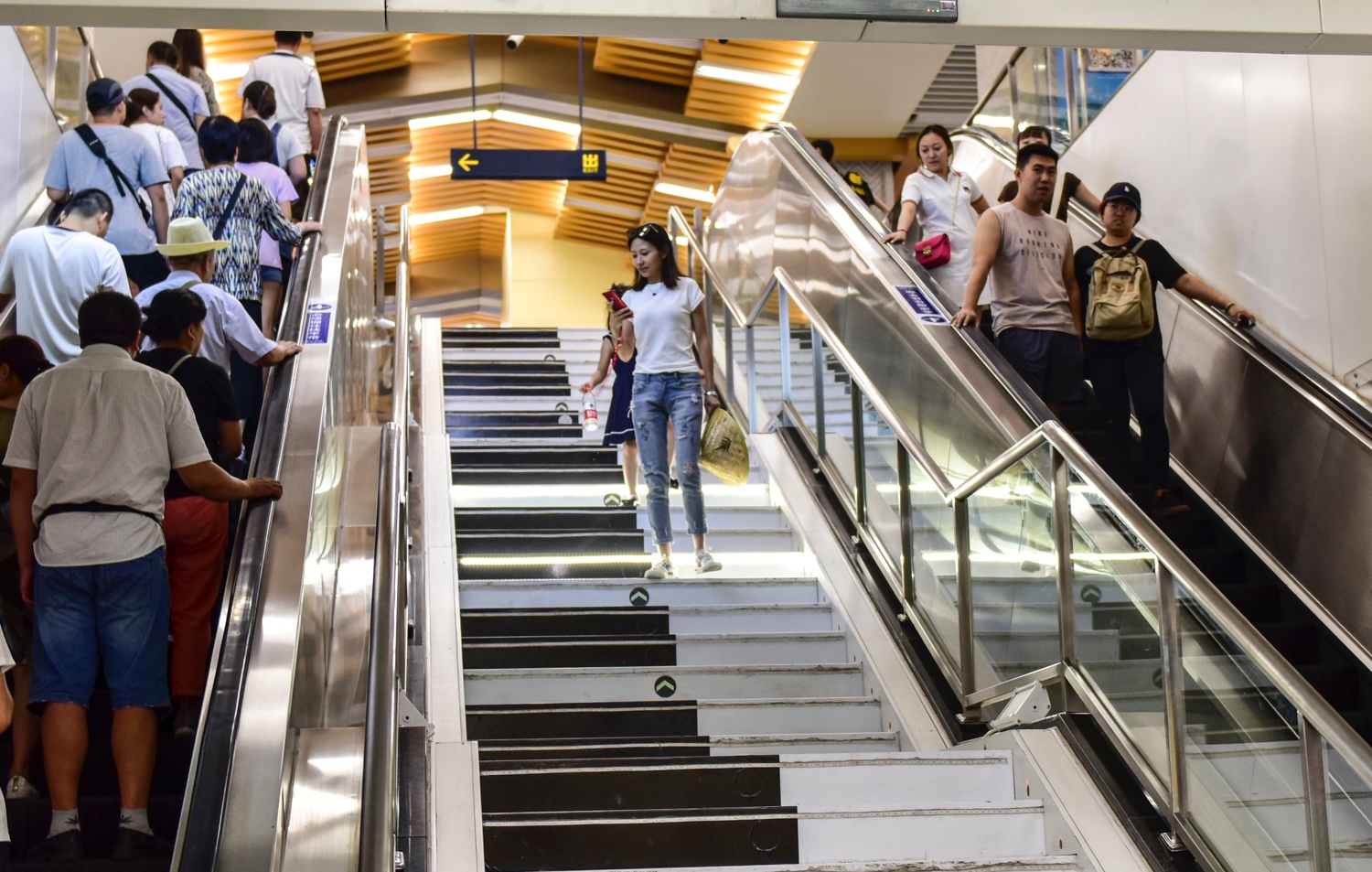 西安大雁塔地铁站钢琴楼梯 每走一步弹奏一个音符