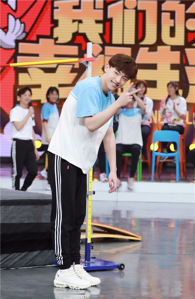 快乐大本营邓伦甜蜜献唱陪你嗨翻国庆