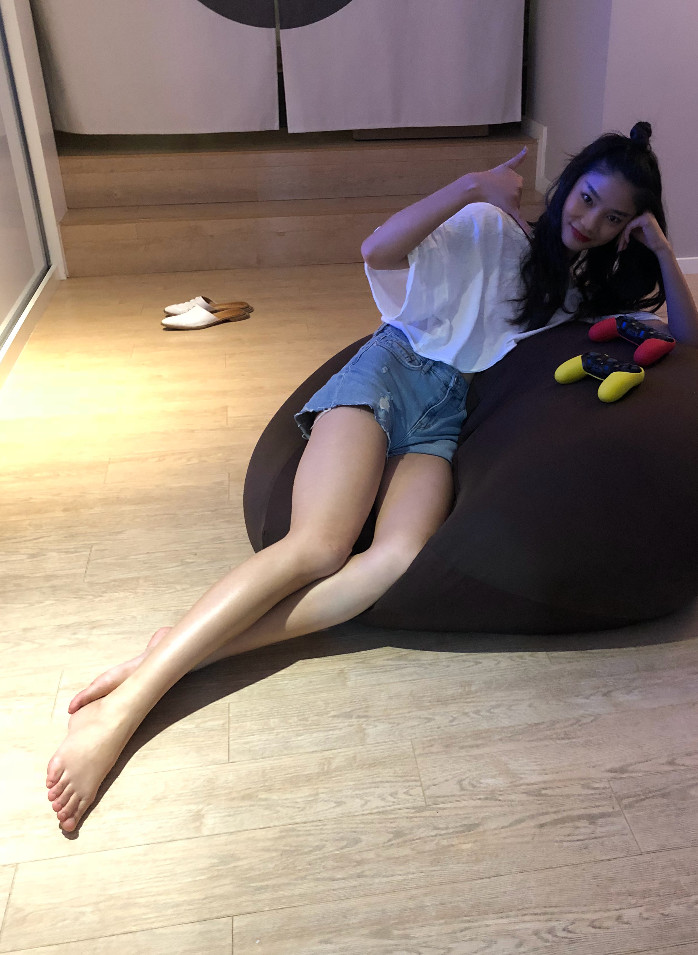 看了阚清子王艺穿短裤比腿长,一个天一个地,终于明白纪凌尘了!