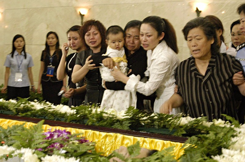 棒,5年后遭遇高速飞石意外去世上千人泪别|飞石|丛飞|邢丹_新浪新闻