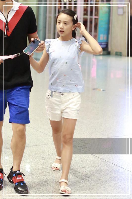 森碟才10岁就已高过爸爸肩膀?穿短裤大秀美腿,李嫣都不是其对手