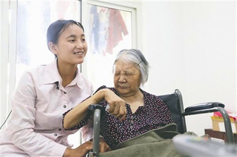 代丽飞高考超常发挥上一本成大,高二把偏瘫奶奶从养老院接到身边