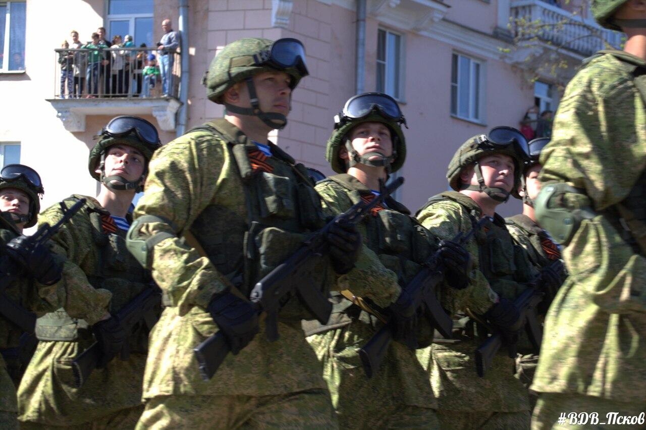 在胜利日当天的普斯科夫举行的76空降师内部胜利阅兵