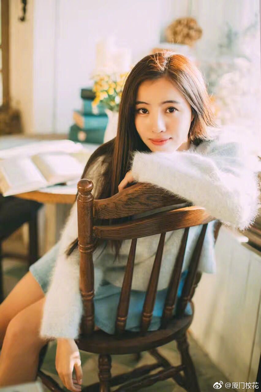 她叫孟雪,96年,毕业于厦门大学,身高172cm,性格活泼的学霸妹子