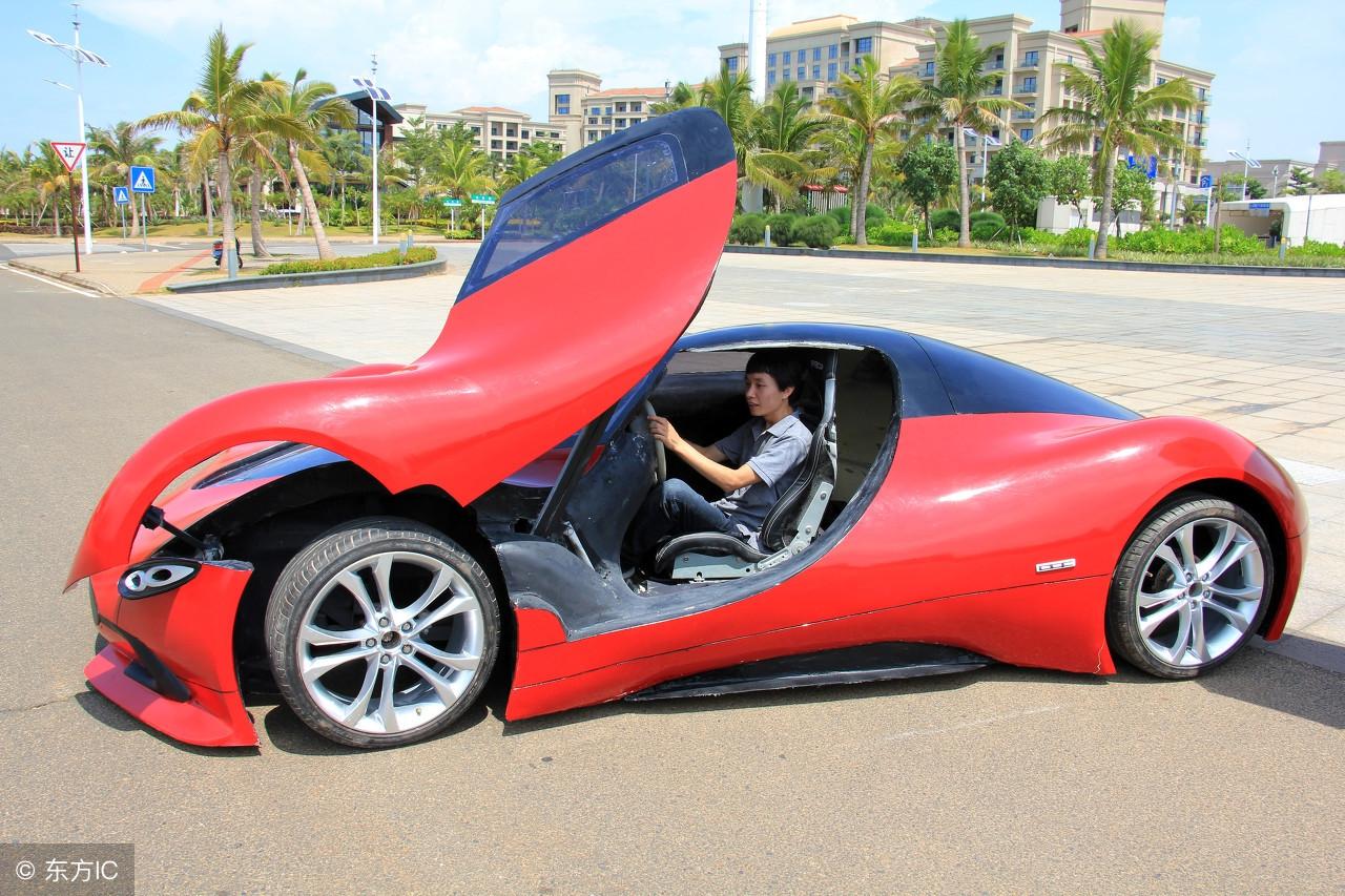 这是他花3万多元自己造的电动跑车.