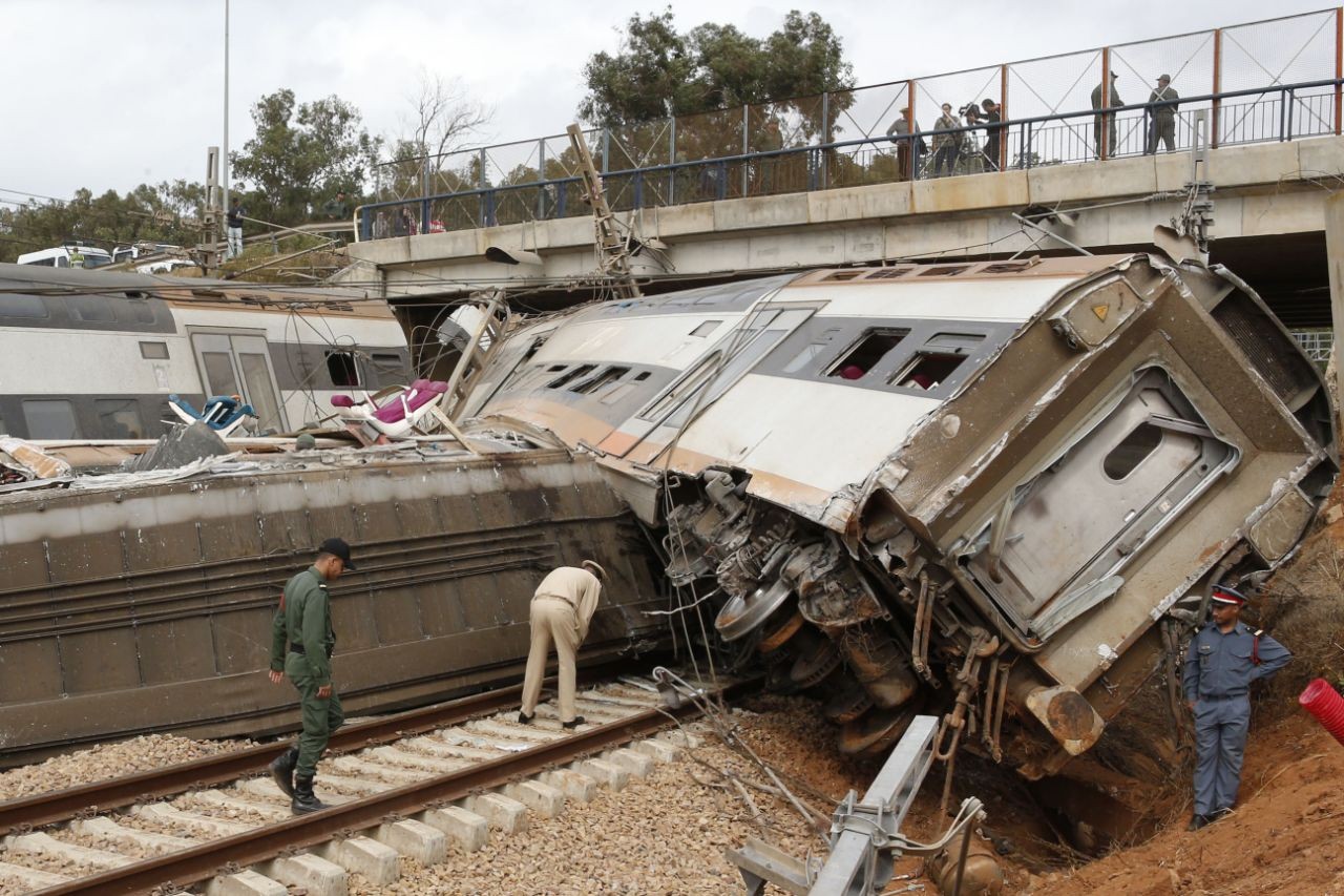 直击摩洛哥火车脱轨事故现场 已导致10人丧生90人受伤