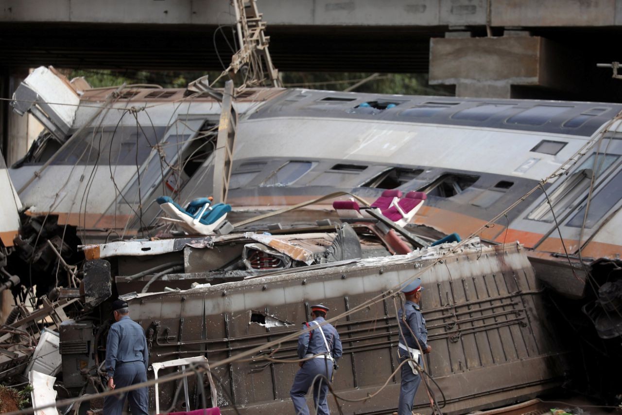 孟加拉国达卡发生列车脱轨事故_新浪新闻