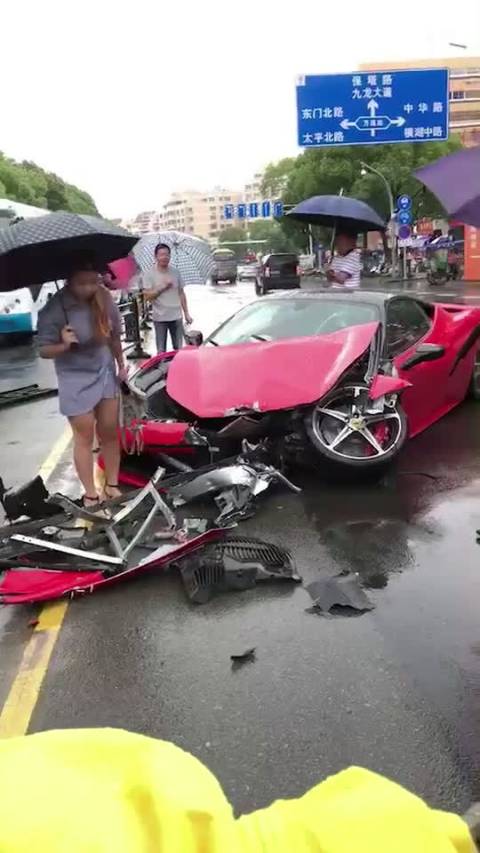 女司机租法拉利458,雨天失控撞毁这个:1.显然车辆esp电子稳定没正常.