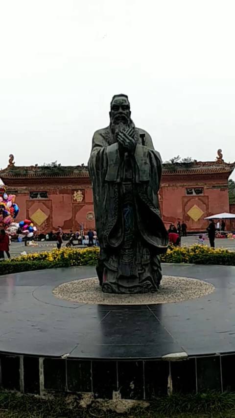 德阳文庙孔子铜像被涂鸦