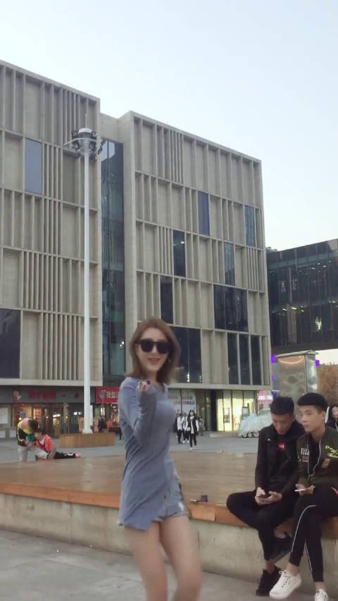 外国人看抖音上化妆变脸视频,小伙子这表情看