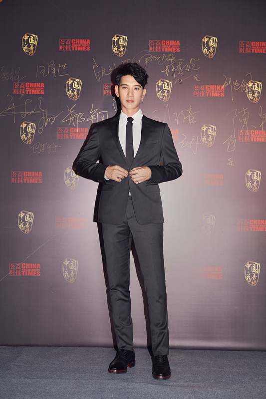 蒲巴甲出席中国慈善榜盛典 气质儒雅尽显绅士风范