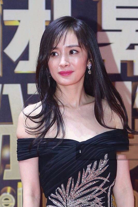 杨幂近镜头下又变脸了!胳膊还被箍出了赘肉,网友:有大妈样了