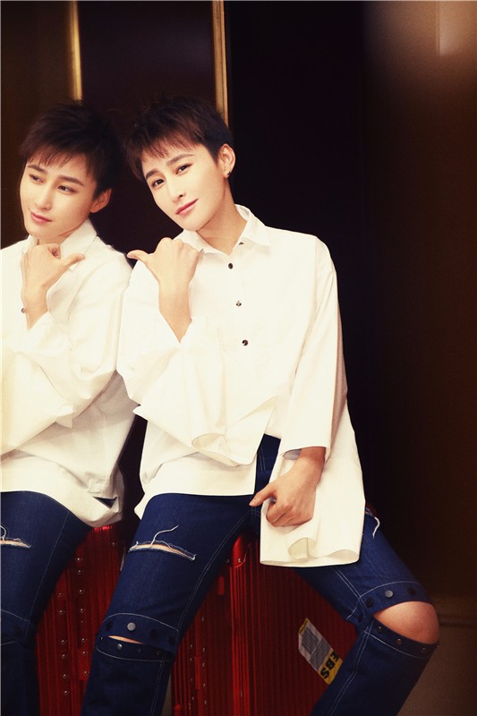 蒋璐霞写真曝光 蒋撩撩上线背包踏"征途"