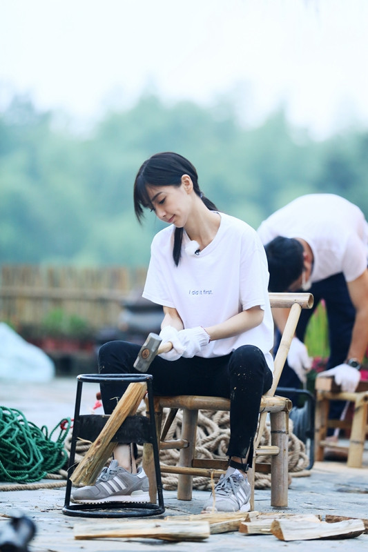 angelababy《向往的生活》现吃货属性 欢脱干活停不下来