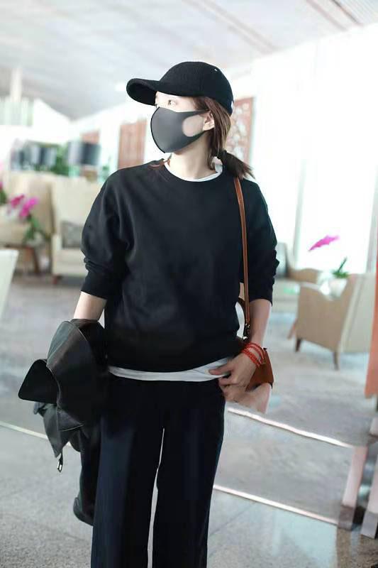 江疏影最新机场照 佩戴口罩 头发凌乱 略显疲态 劳累多注意休息啊