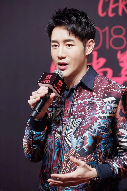 陈正飞andy绅士风亮相盛典双语主持多年义气相约