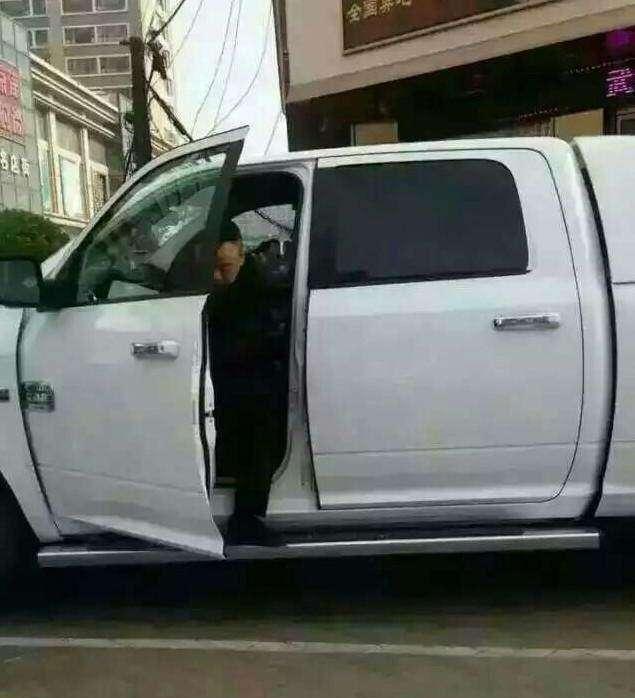 万的私人订制系列道奇公羊豪车便是他的座驾,虽然潘长江身高在160左右