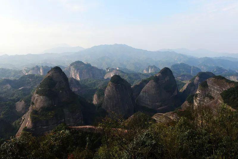 八角寨又名雲臺山,主峰海拔818米,因主峰有八個翹角而得名.